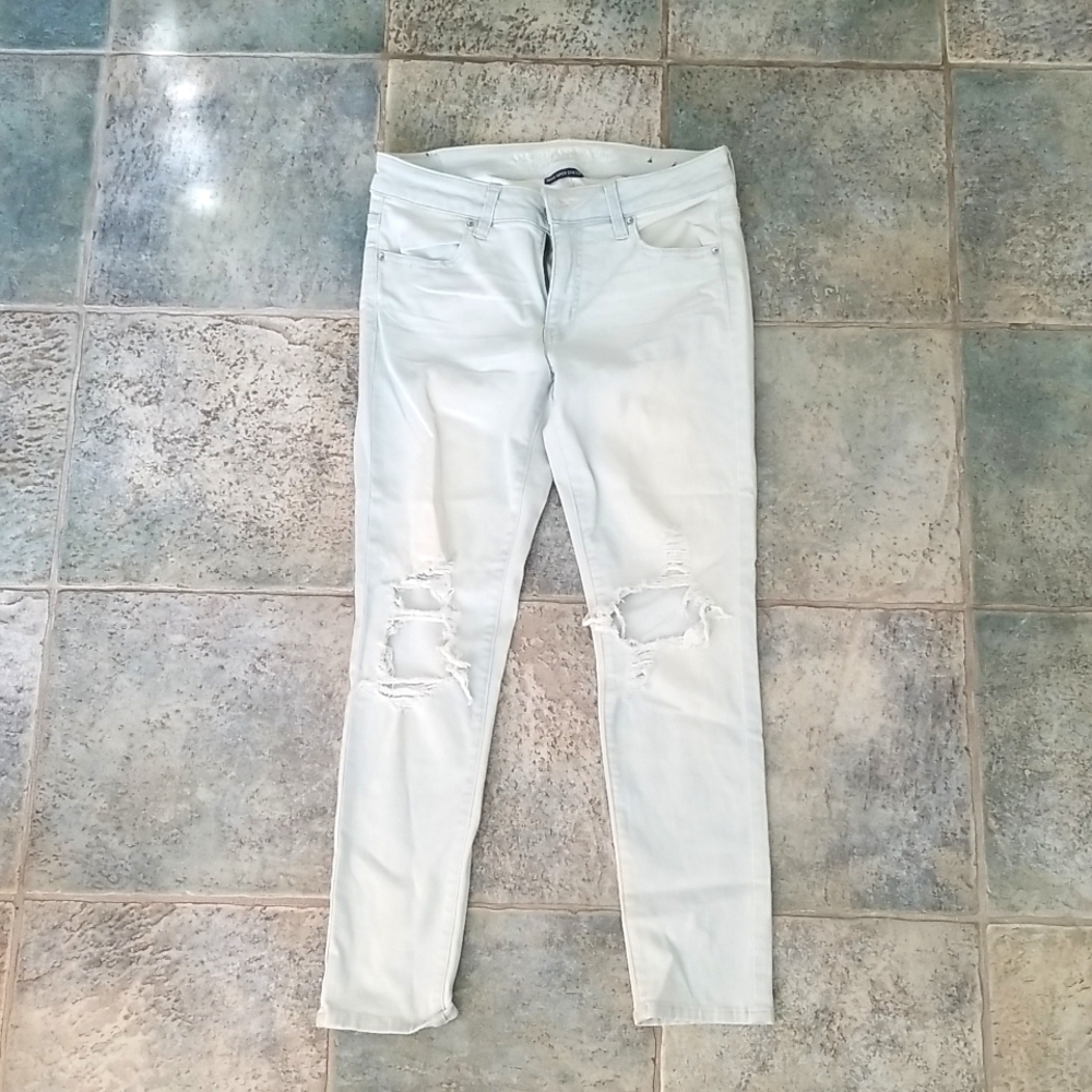 American Eagle Light Wash Distressed Jegging